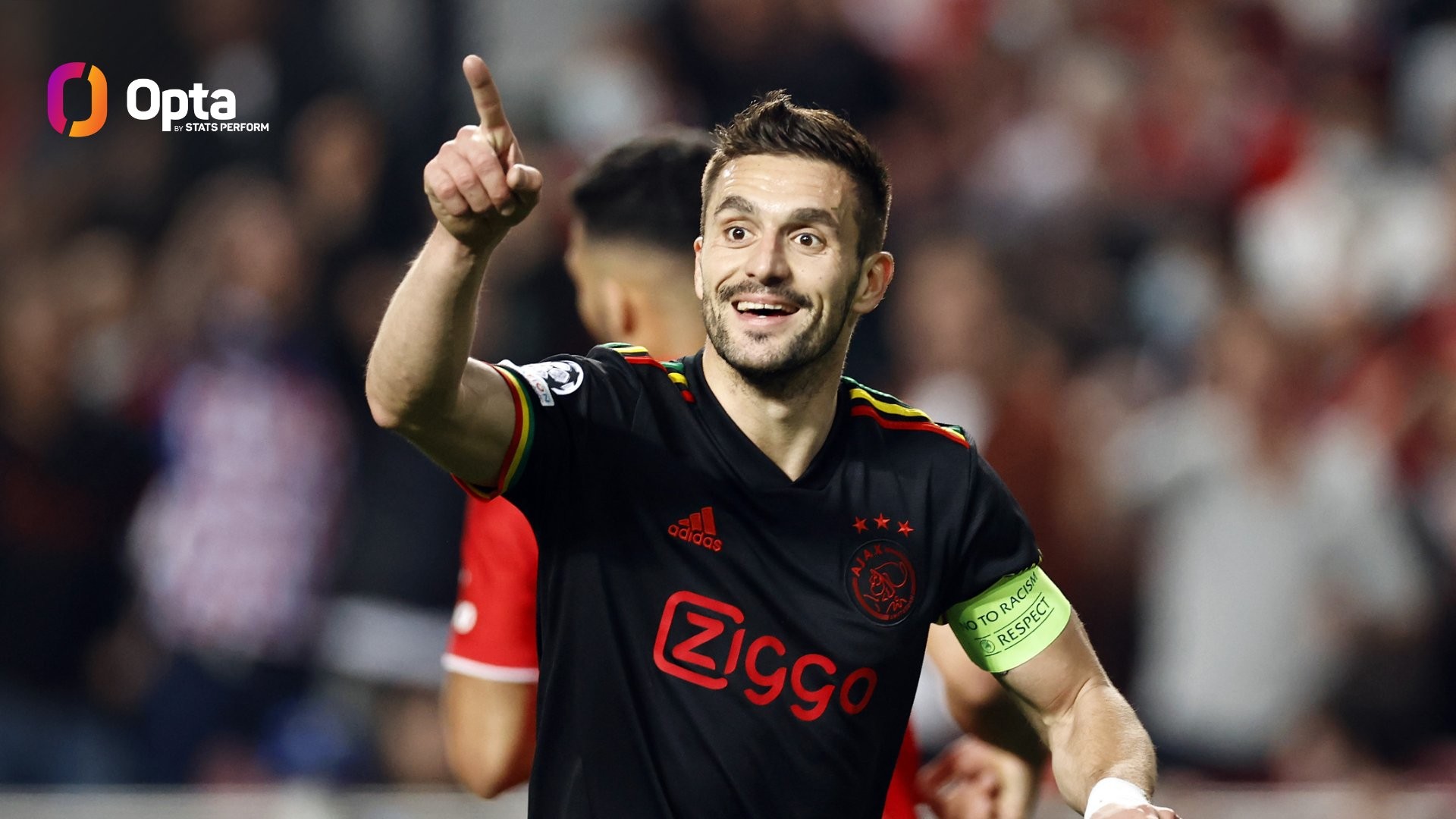 包含里程碑夜！阿贾克斯迎来里程碑，意甲转会期刷纪录，球迷炸锅，更衣室氛围转暖的词条