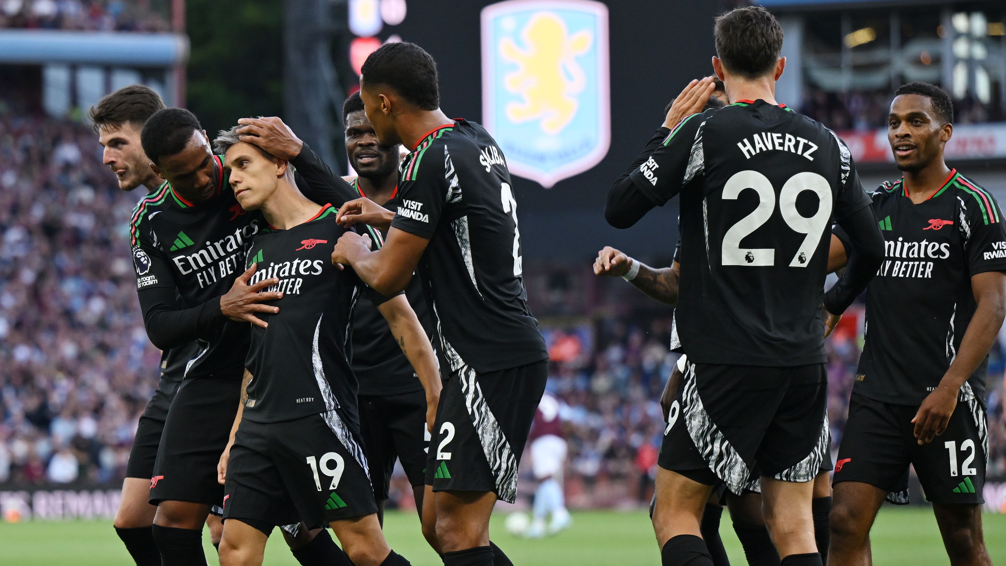 今晨英超焦点战；拜仁慕尼黑战术微调；更衣室稳定；赛程密集仍需轮换的简单介绍