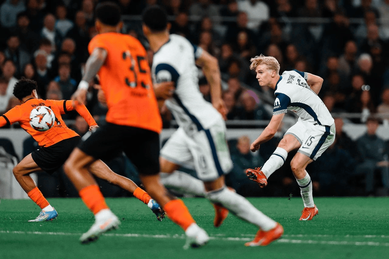 今晨英超焦点战；拜仁慕尼黑战术微调；更衣室稳定；赛程密集仍需轮换的简单介绍